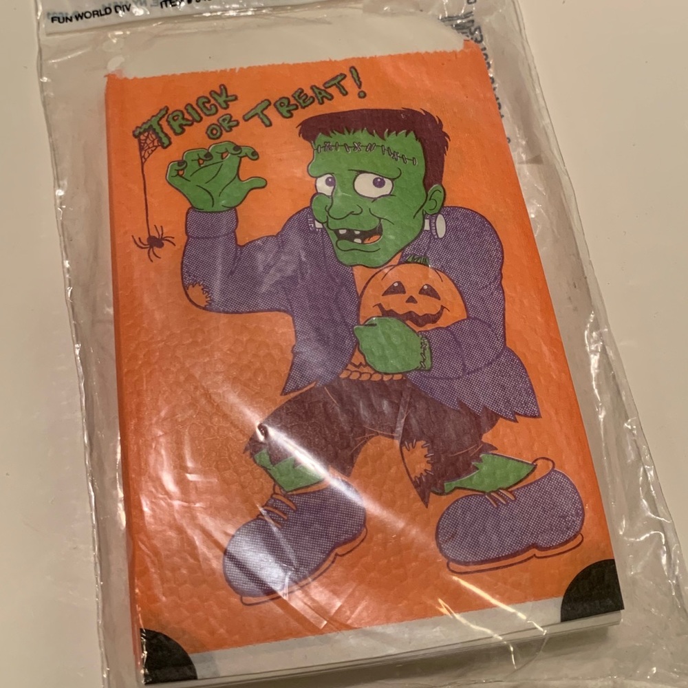 VINTAGE HALLOWEEN TRICK or TREAT BAGS.